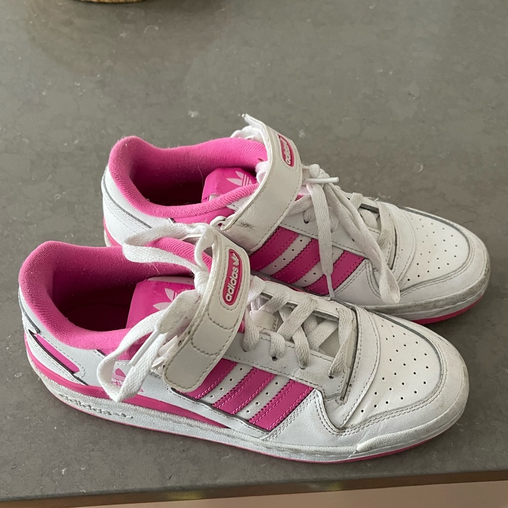 Adidas low forum pink